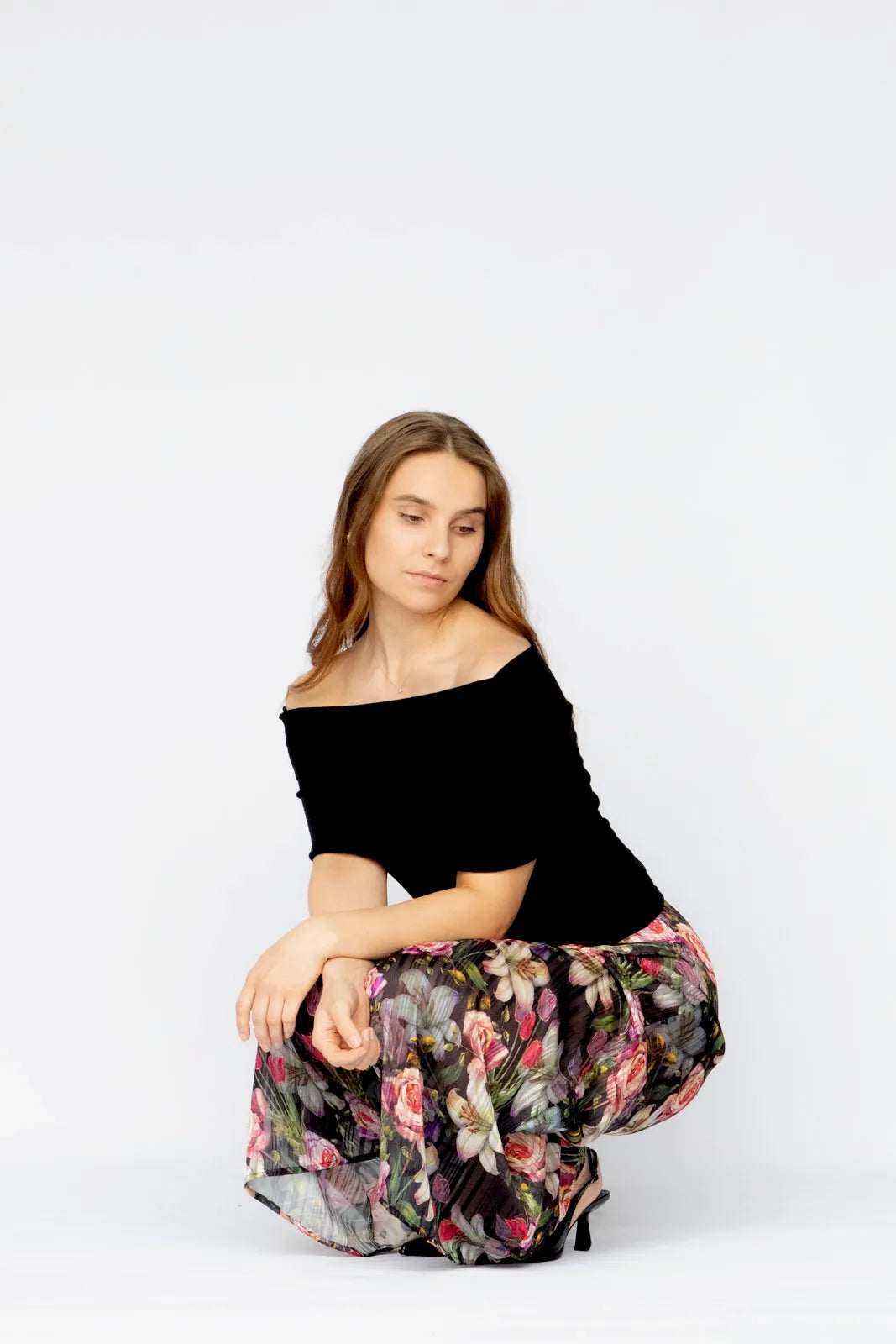 Elle Top mustana – kotimainen off shoulder -ribbitoppi arkeen ja juhlaan.