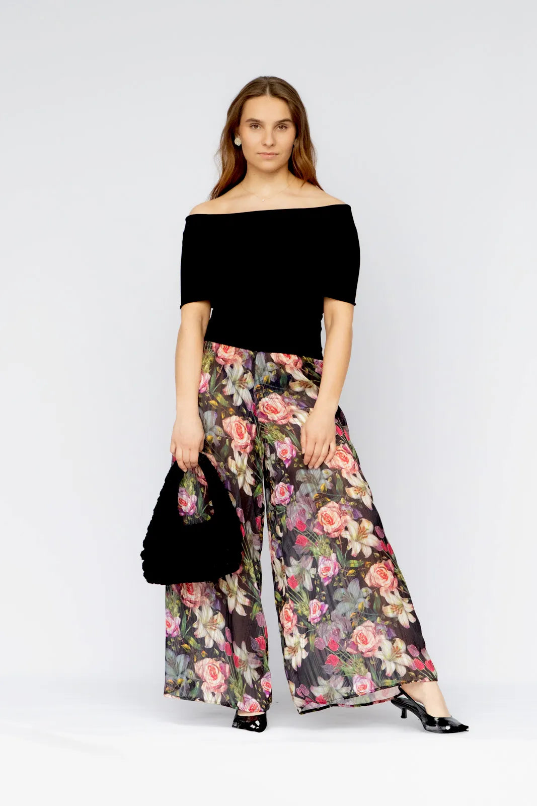 Elle Top mustana – kotimainen off shoulder -ribbitoppi naisellisella leikkauksella. Yhdistä lempi housujen tai hameen kanssa.