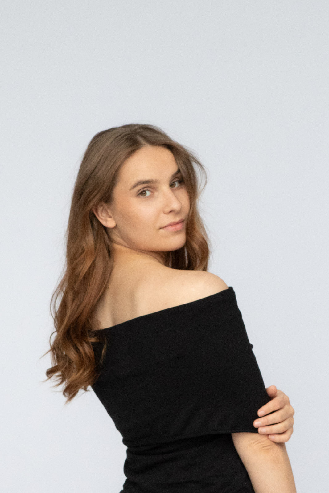 Kotimainen naisten musta Elle toppi offshoulder- ja slimfit-leikkauksella.