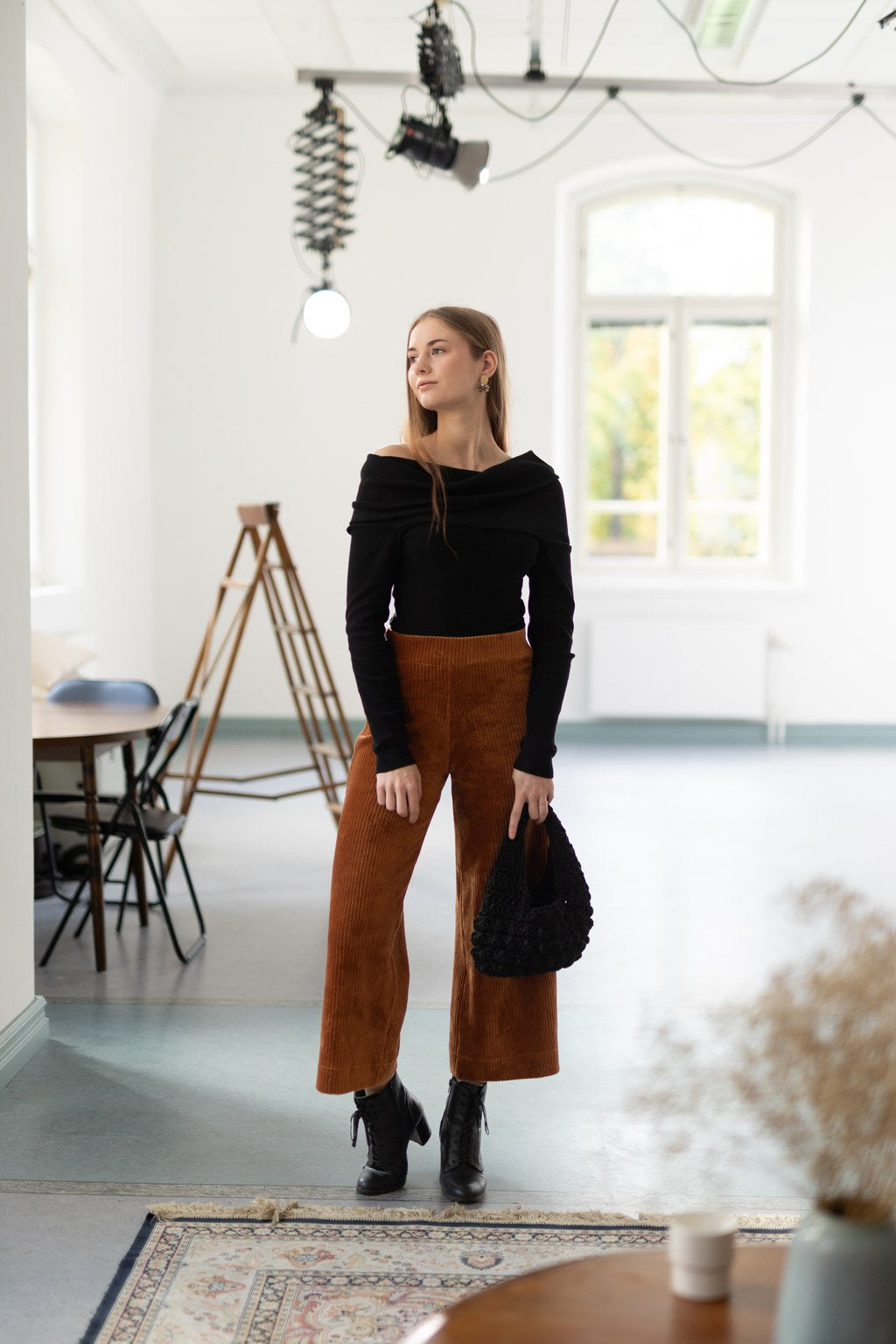 Cosy Culottes – Vakosamettineuloshousut, konjakki