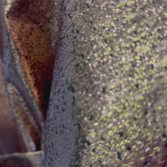 Lähikuva Puff Dress Rose Gold hohtavasta metallikankaasta ja vyötärönauhasta