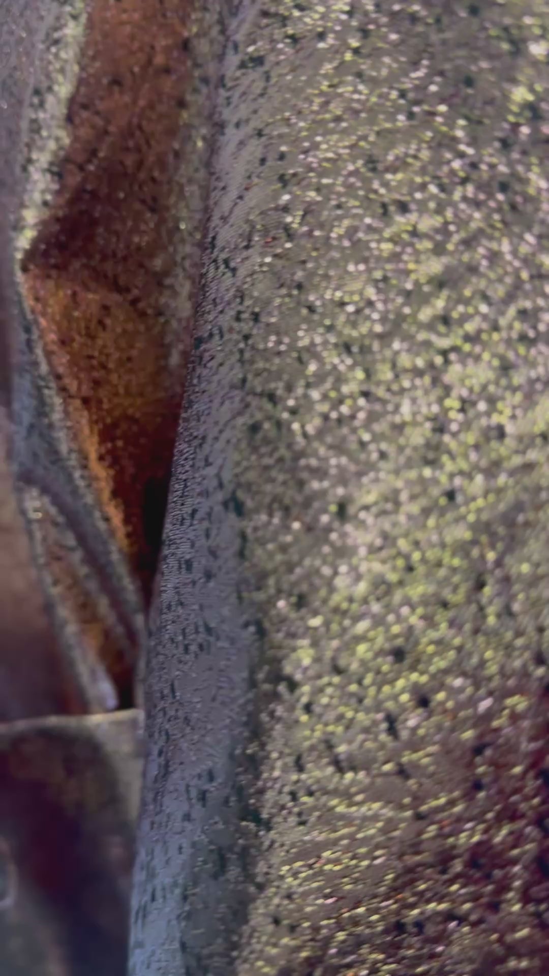 Lähikuva Puff Dress Rose Gold hohtavasta metallikankaasta ja vyötärönauhasta